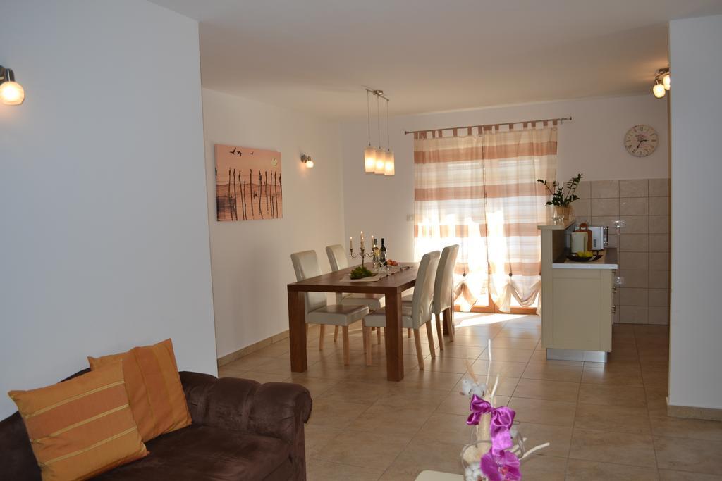 Holiday Home Mate Tinjan Oda fotoğraf